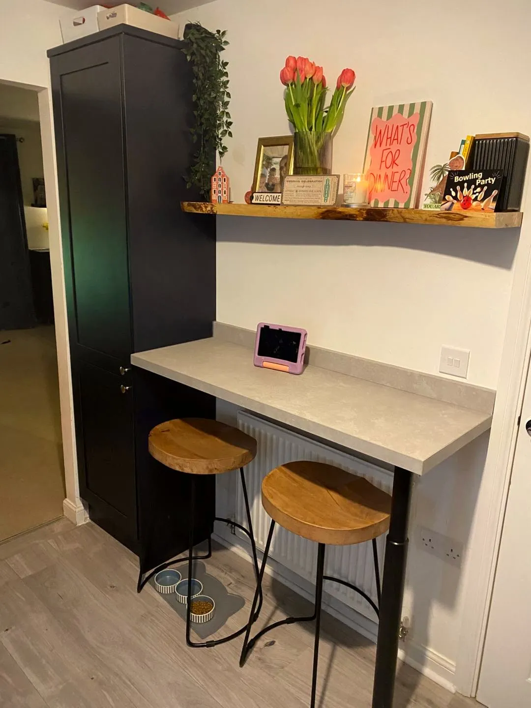 Black breakfast bar with live-edge oak shelf